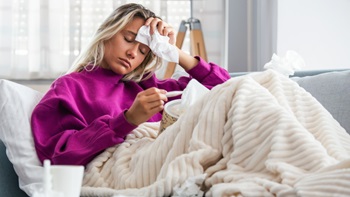 Femme malade atteinte du virus de la grippe